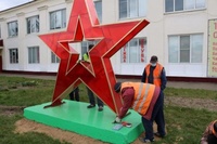 Трехметровая звезда — символ Победы, украсила центр Дубровки