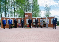 В Дубровском районе в День Победы возложили цветы и венки к памятникам