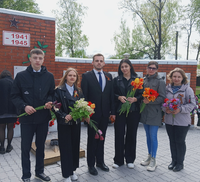Делегация Молодёжного Совета Дубровского района приняла участие в церемонии возложения цветов и венков к Мемориалу Славы